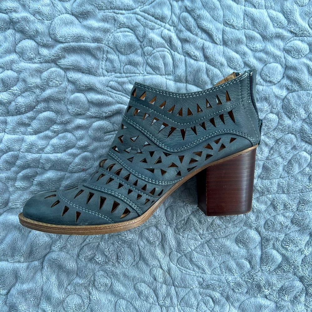 GUC Sofft Laser-Cut Heeled Ankle Boot size 8 - Picture 3 of 10